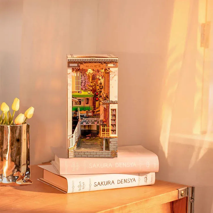 Sakura Densya book nook kit – detail view 3
