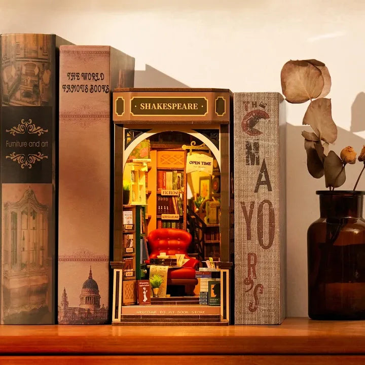 Shakespeare book nook kit – detail view 4